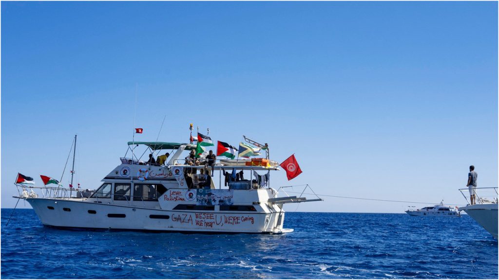 সুমুদ ফ্লোটিলা বহরের দুই জাহাজ ঘিরে ফেলেছে ইসরায়েল